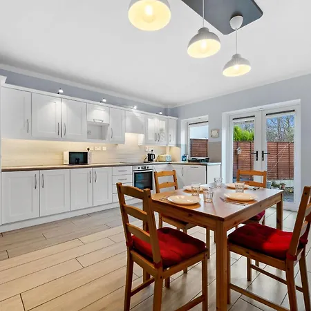 Contractor Housing - Sleeps 5 펜션